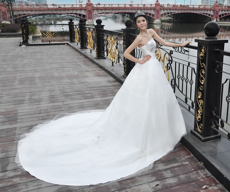 Modern Halter Floor-Length Wedding Dress
