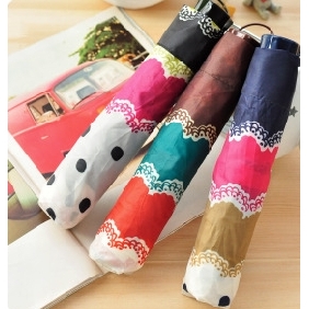 Pop Wind Lace Dot Three Folding Umbrella